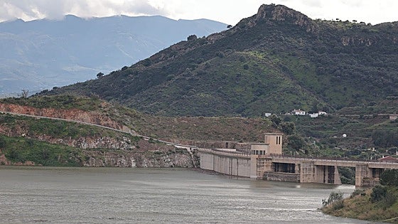 Decomposed body wrapped in sack found at Malaga province reservoir
