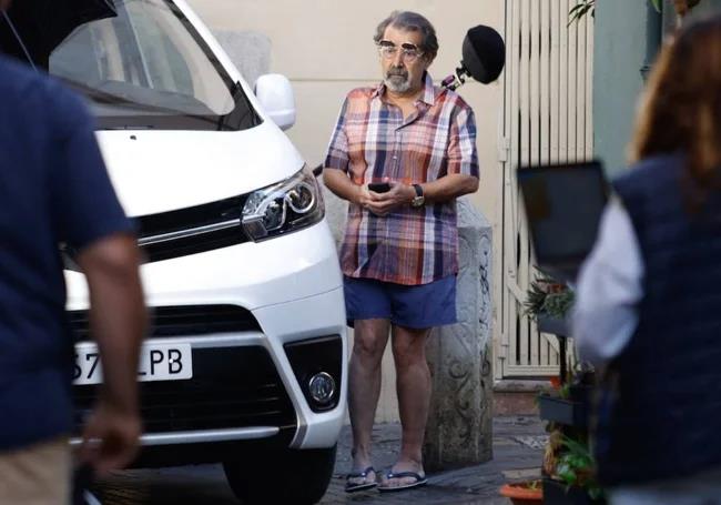 Manuel Morón, filming the series 'La suerte' on Calle Ollerías, in November 2023.