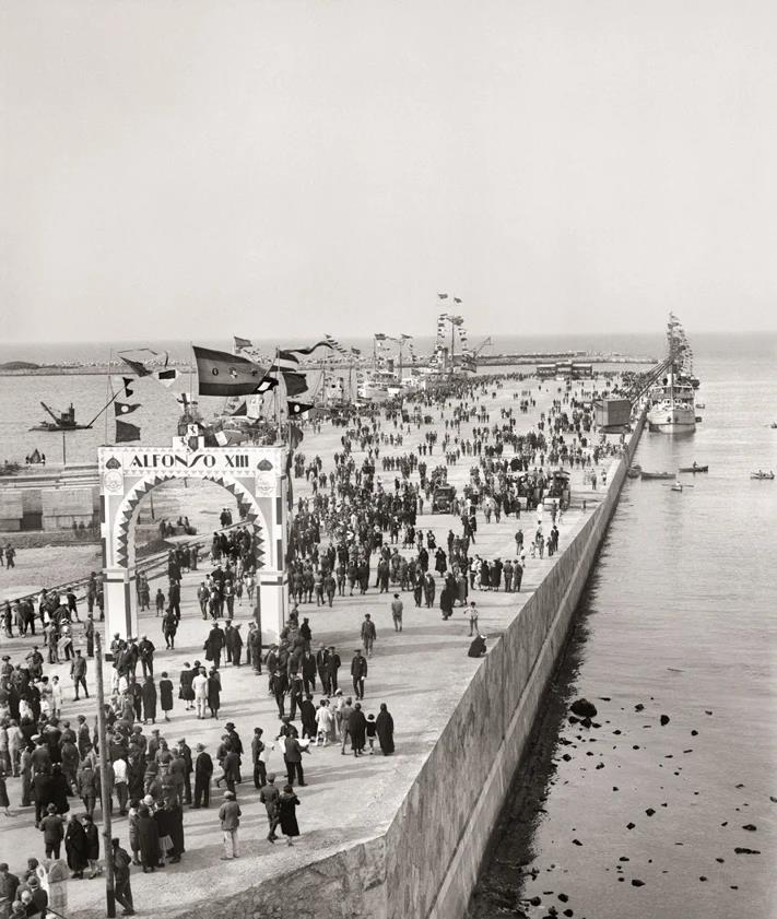Imagen secundaria 2 - The Rome-Ceuta ocean liner. 1924; First swearing-in ceremony of the Legion in Ceuta, October 1920; and inauguration of the Alfonso XIII dock in Ceuta, 1928. 