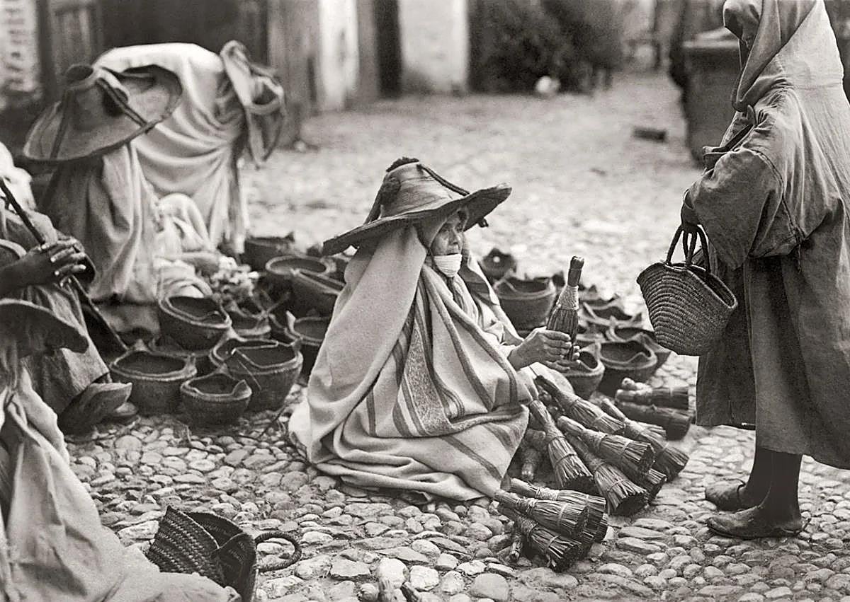 Imagen secundaria 1 - Arrival at the Dar Riffien barracks of King Alfonso XIII. October 5, 1927; Wheat market. Tetouan, 1928; and portrait of the Grand Vizier Sidi Mohamed Ben Azuz.