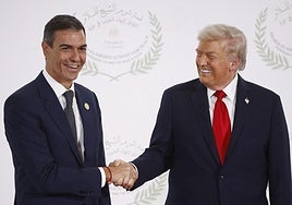 Trump and Sánchez shaking hands at the Egypt peace summit.