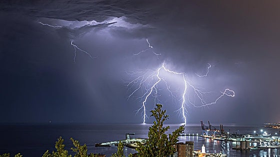 Malaga 'storm chaser' captures striking image to take Spain's national weather agency prize