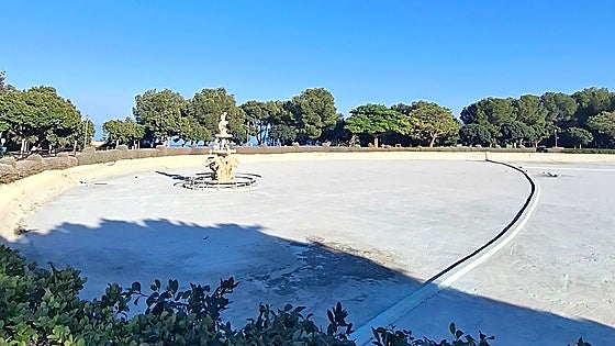 The popular boating lake in a Torremolinos park is empty now: so what happens next?