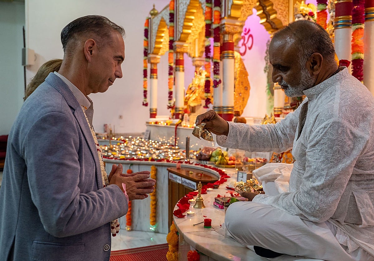 Benalmádena mayor Juan Antonio Lara at the Hindu temple on Monday.