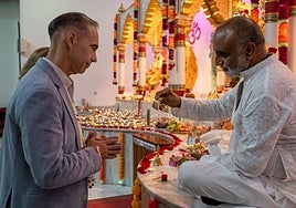 Benalmádena mayor Juan Antonio Lara at the Hindu temple on Monday.