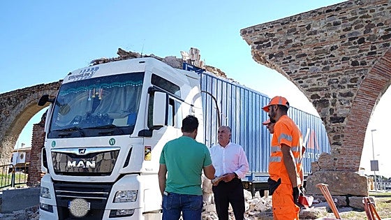 Lorry knocks down part of 18th-century El Cobre aqueduct in Algeciras
