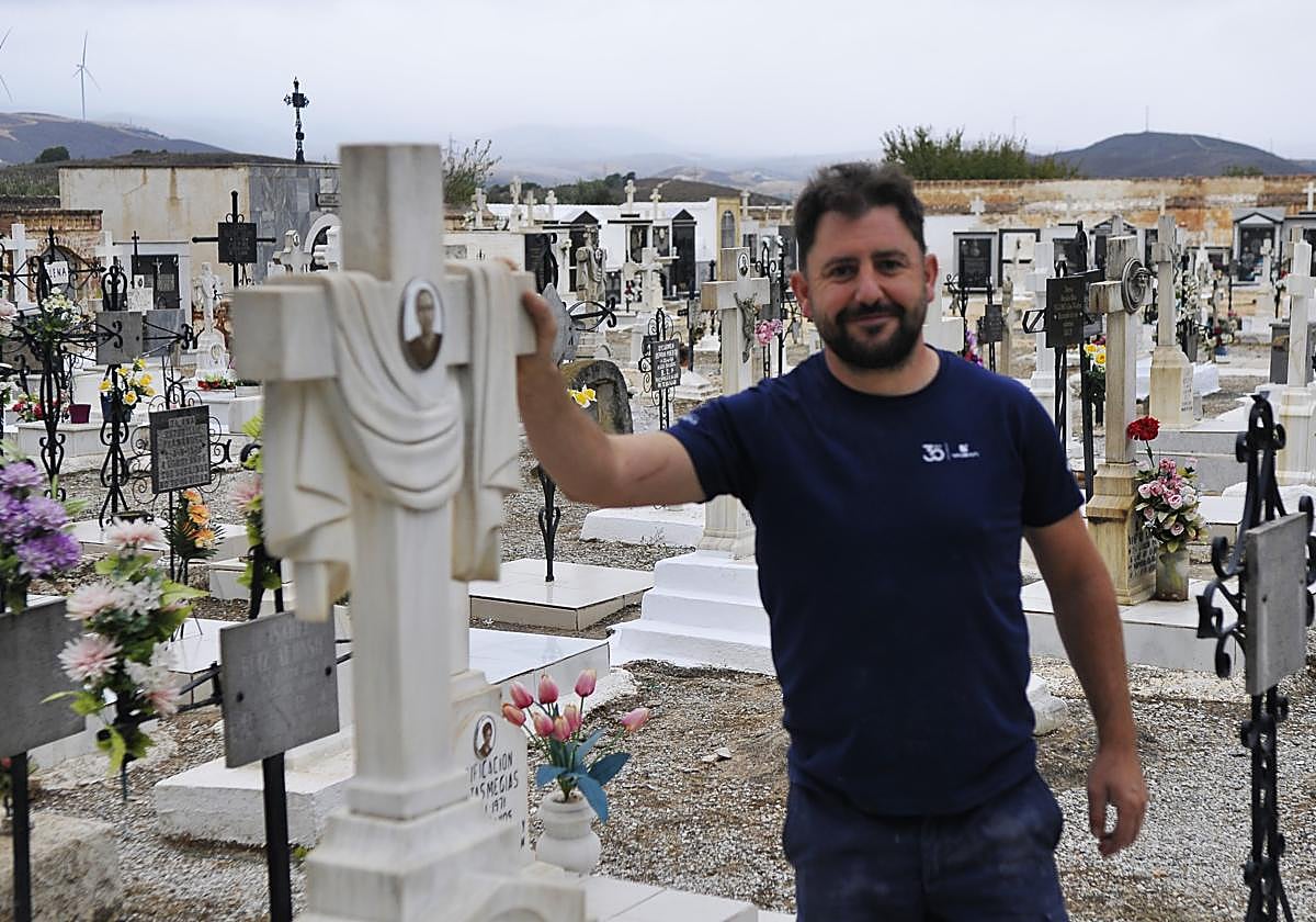The gravedigger of the Dúrcal cemetery, José Manuel Padial Fernández in the cemetery.