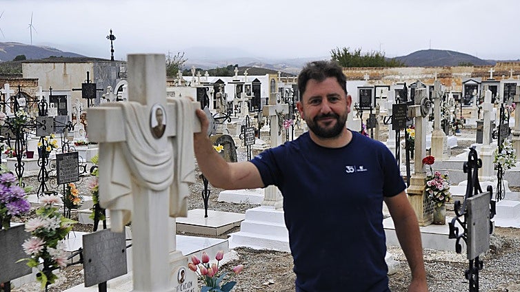 The gravedigger from Granada who learned the trade from his father