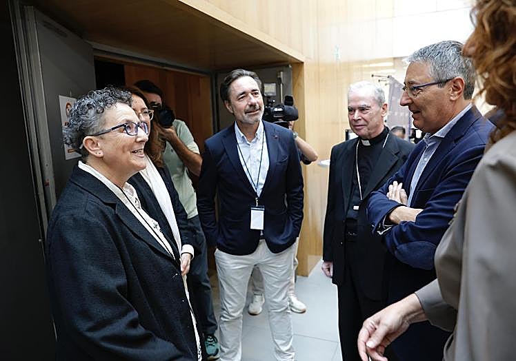 In the foreground, director of Proyecto Hombre in Malaga Belén Pardo talks with president of the provincial authority Francisco Salado.