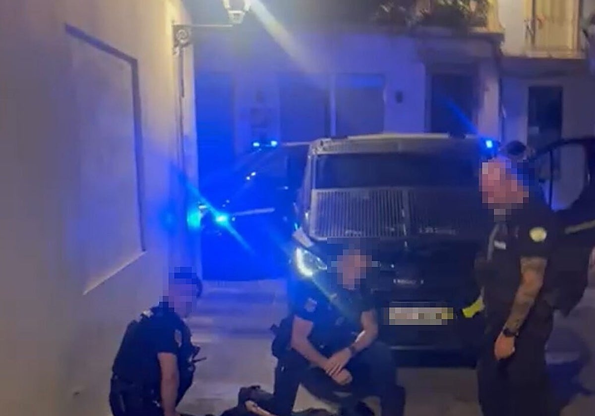 Photo from the arrest of the rapper.