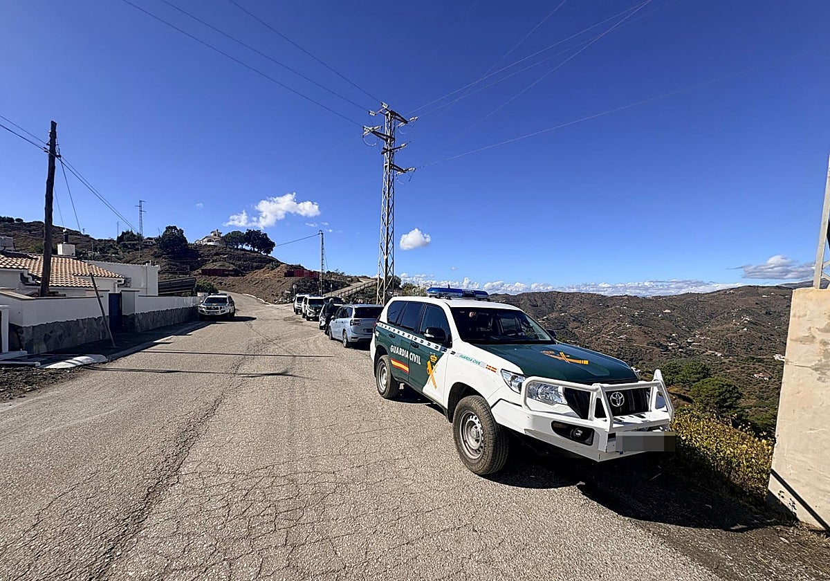 Guardia Civil patrols deployed in the Cómpeta area on Thursday.
