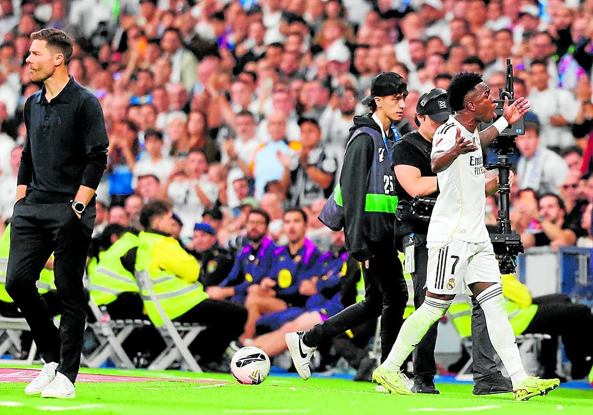 Vinicius Junior (r) with coach Xabi Alonso (l).