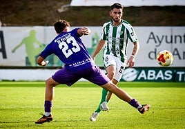 Antequera's David Ramos bypasses Hércules's De Palmas.