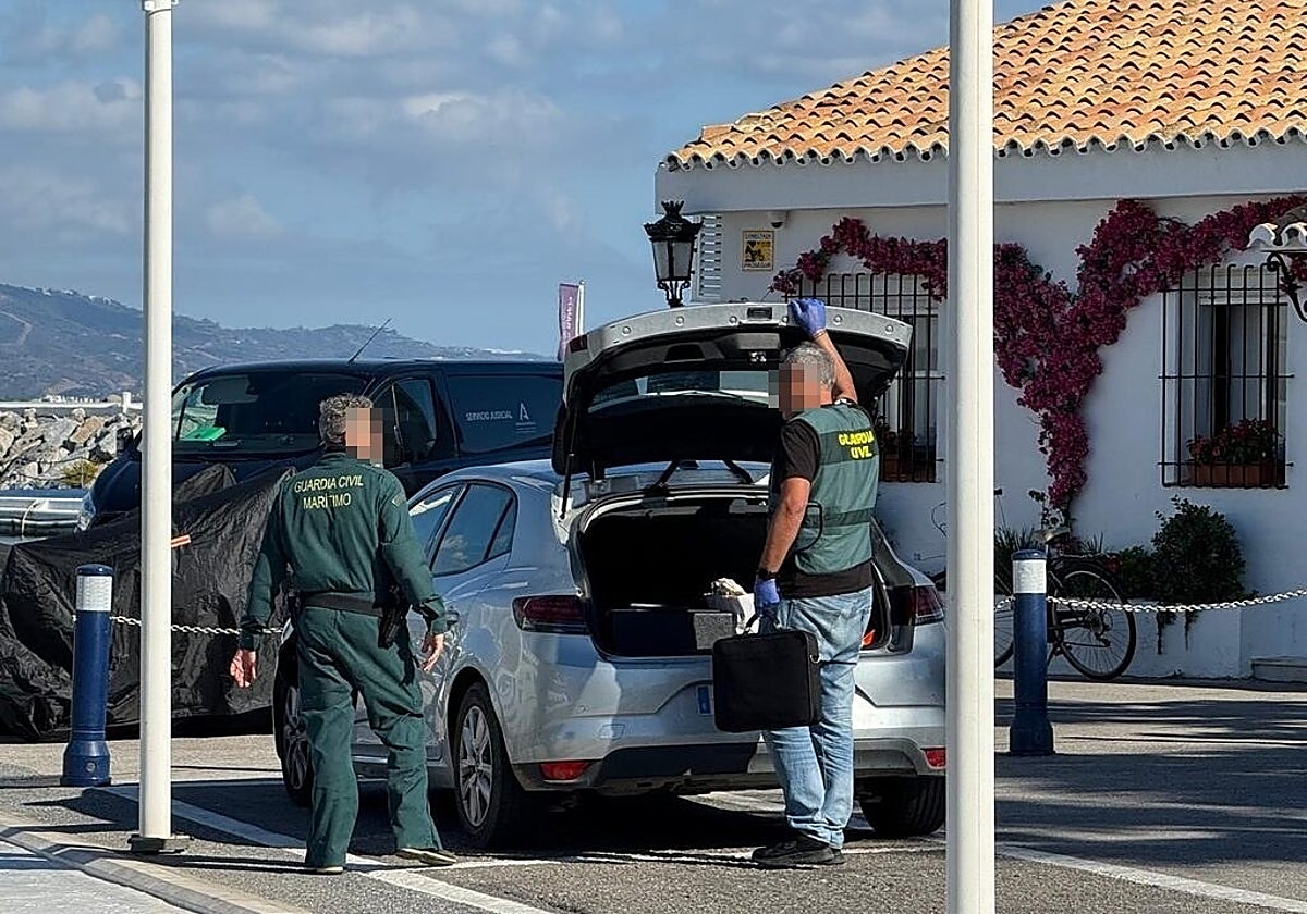 Guardia Civil officers at the crime scene.