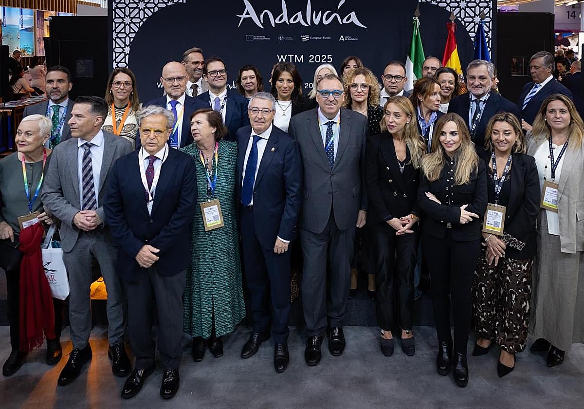 The minister of tourism and the Andalusian delegation consisting of mayors, councillors and provincial authorities pose for a group photo