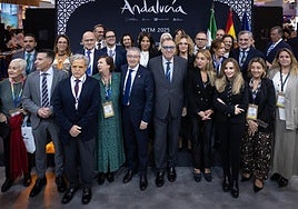 The minister of tourism and the Andalusian delegation consisting of mayors, councillors and provincial authorities pose for a group photo