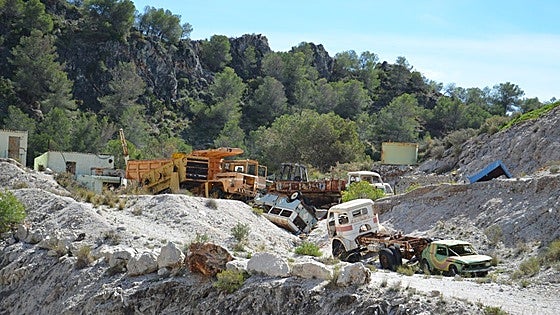 Process begins to remove heavy machinery and abandoned vehicles from former Costa del Sol quarry