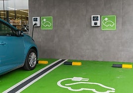 What is 'ICEing' and why can it result in a 200-euro fine in Spain?