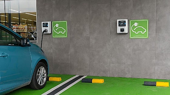 What is 'ICEing' and why can it result in a 200-euro fine in Spain?