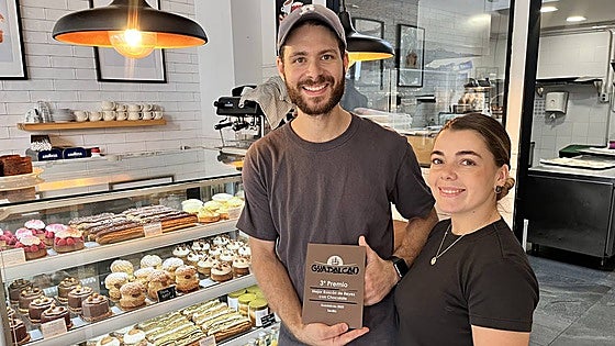 A bakery in Malaga prepares one of the best Three Kings 'roscones' in Andalucía