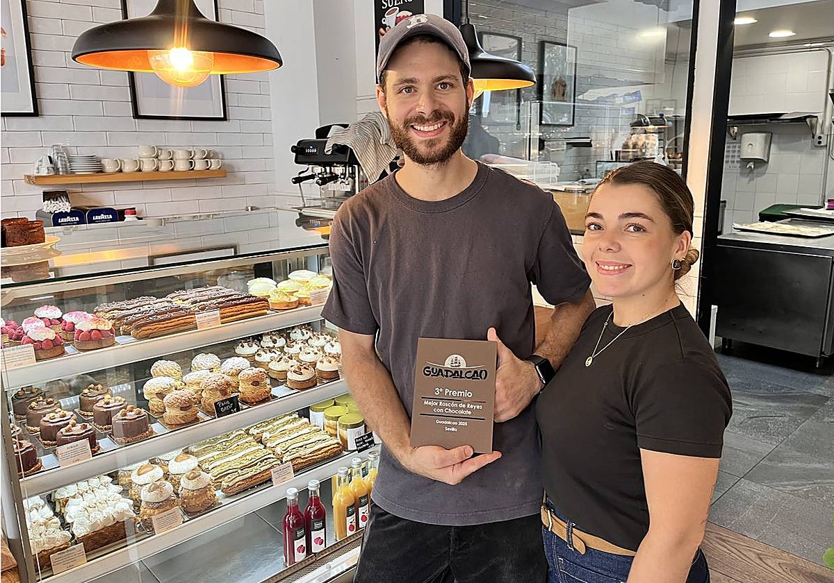 Theo Sfez and Leila González, with the plaque obtained in Guadalcao.