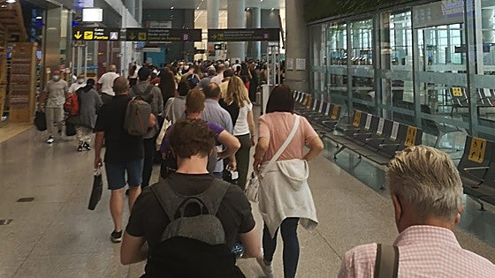 New passport control system for non-EU passengers blamed for long queues at Malaga Airport