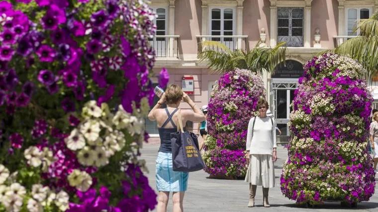 Plaza de San Juan de Dios is a place where hundreds of tourists stroll every day.