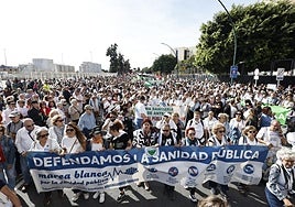 Tens of thousands of people march through Malaga city centre in defence of public healthcare