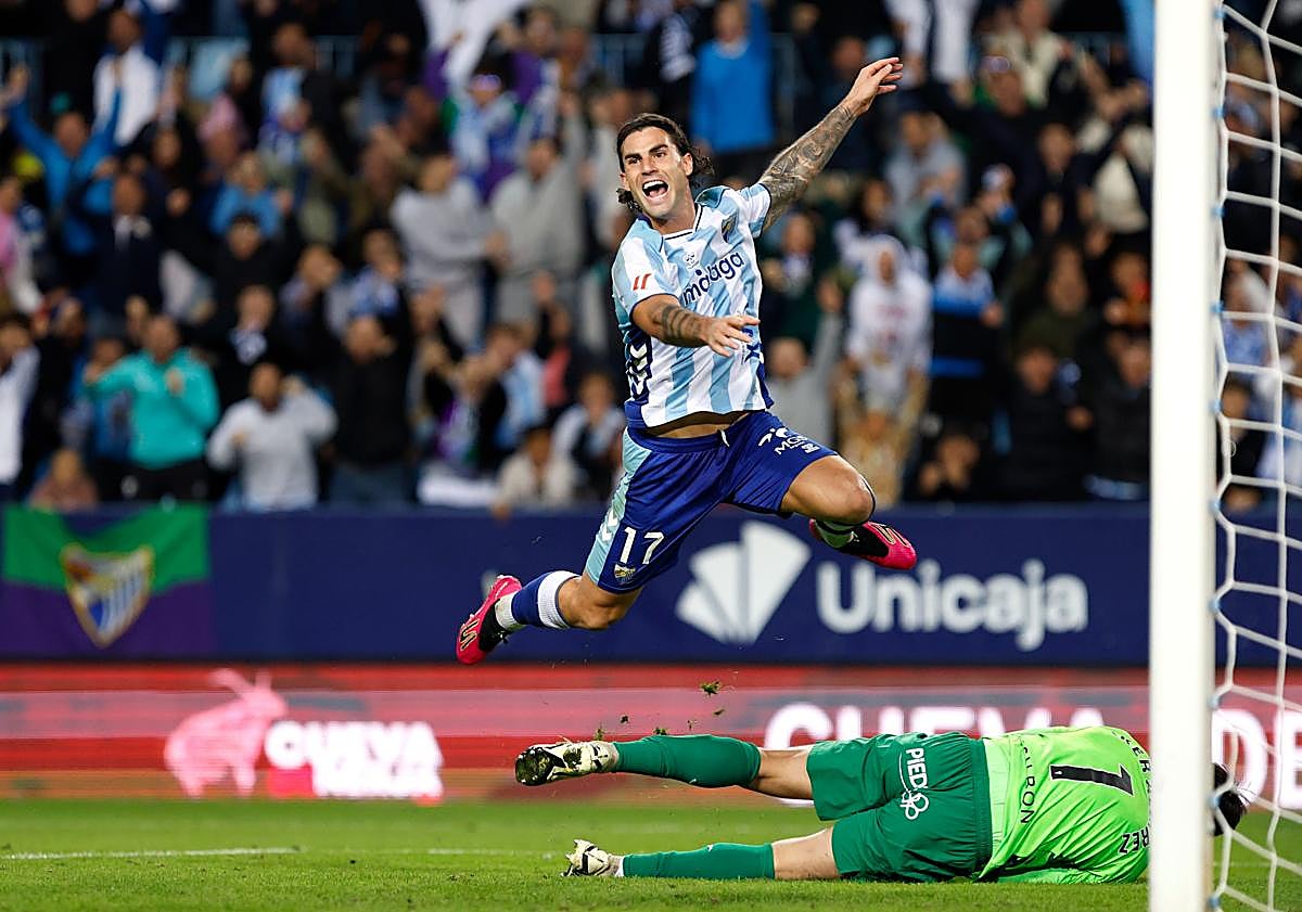 Imagen principal - Last-gasp equaliser sparks fan fury as Malaga CF throw away victory yet again