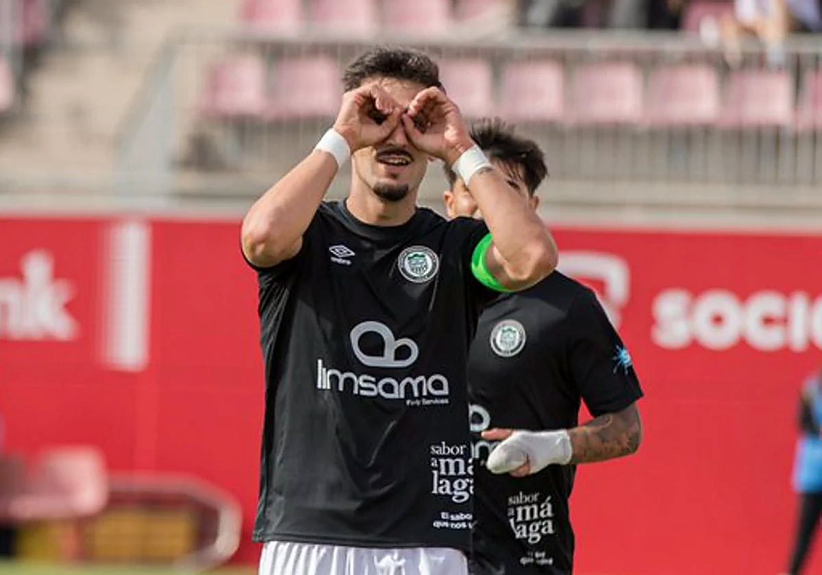 Álex Camacho celebrates giving Torremolinos the lead.