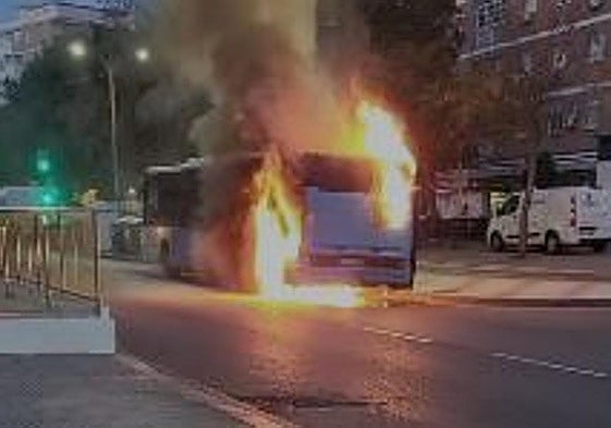 Flames engulf the EMT bus in Malaga city centre this Monday morning.