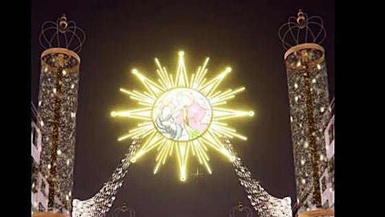 What are the dates and show times for the magical Christmas light and sound show in Malaga's Calle Larios