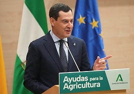 Junta president Juanma Moreno, addressing food growers and producers in Almeria.