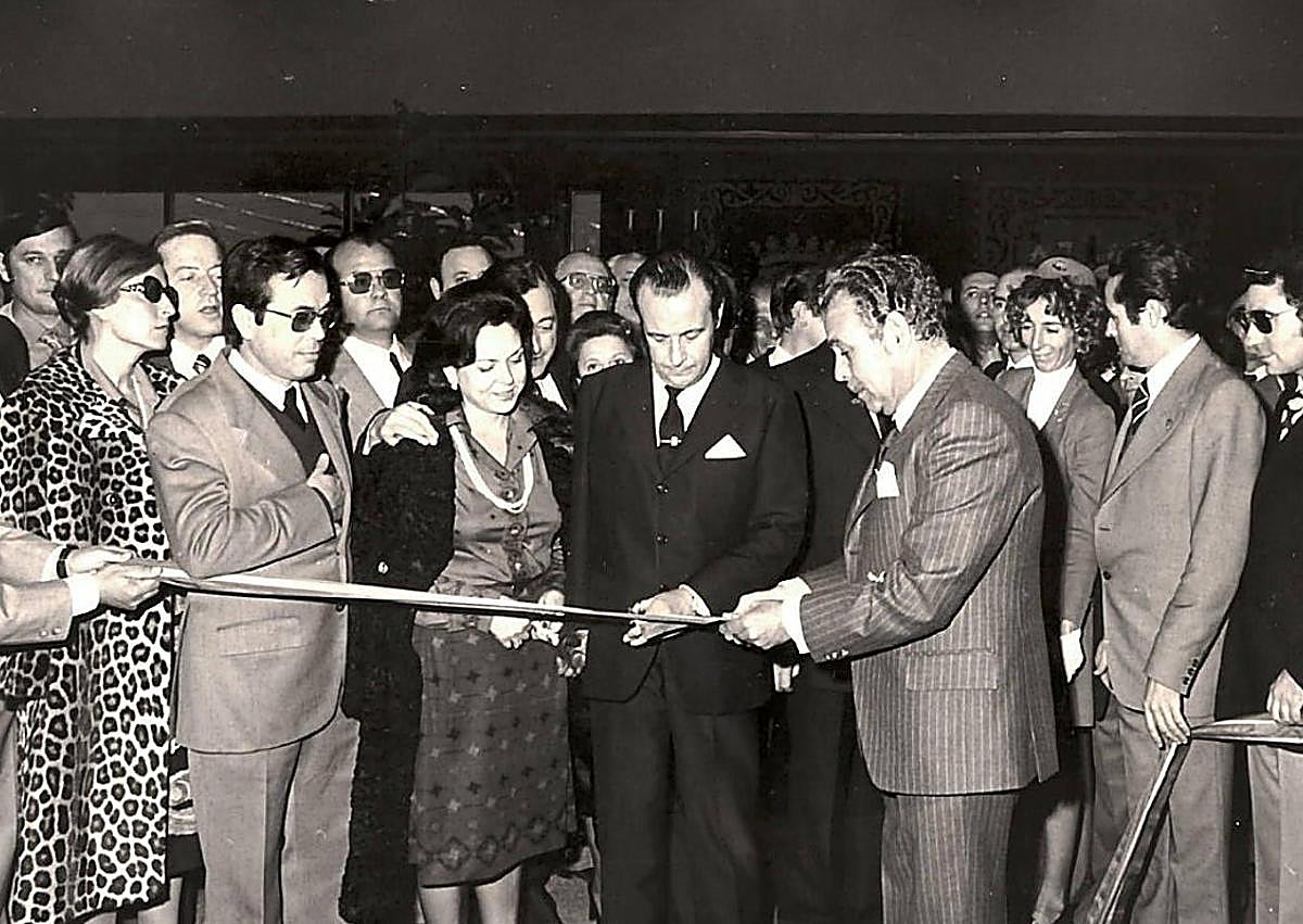Imagen secundaria 1 - Commemoration of the 50th anniversary of Carrefour Los Patios and two events from the 1975 opening ceremony: ribbon cutting with then-Minister Nemesio Fernández Cuest and a car raffle.