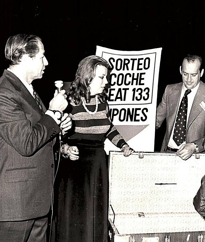 Imagen secundaria 2 - Commemoration of the 50th anniversary of Carrefour Los Patios and two events from the 1975 opening ceremony: ribbon cutting with then-Minister Nemesio Fernández Cuest and a car raffle.