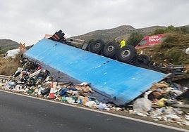 Photo of the lorry that overturned in Torremolinos