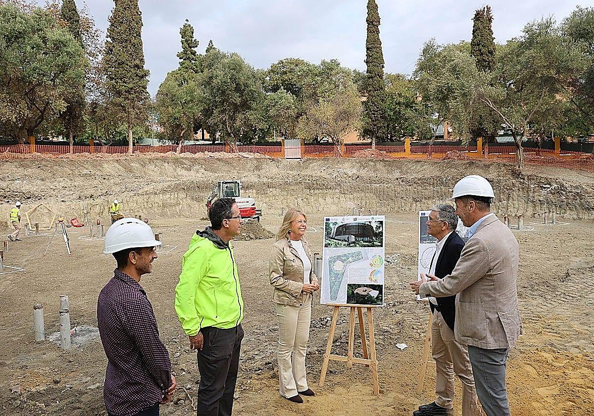 Marbella's mayor, Ángeles Muñoz, and San Pedro's deputy mayor, Javier García, at the site.