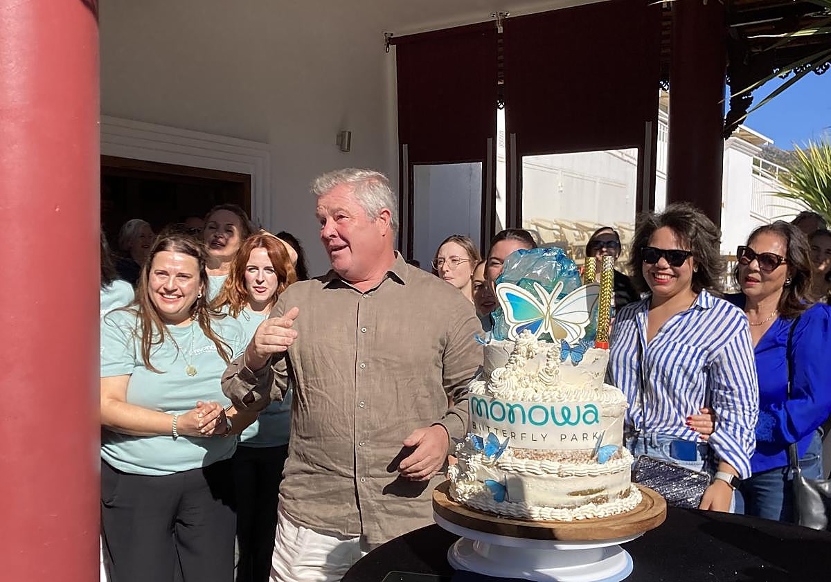 Imagen principal - Monowa's inauguration, attended by Benalmádena council members and presented by general director of the park, Pascal Mensels.