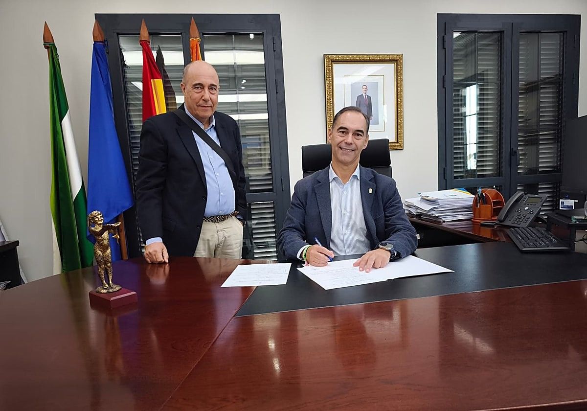 The mayor of Benalmádena, Juan Antonio Lara, has signed an agreement with the professor of Biology and Geology, José García Berenguer