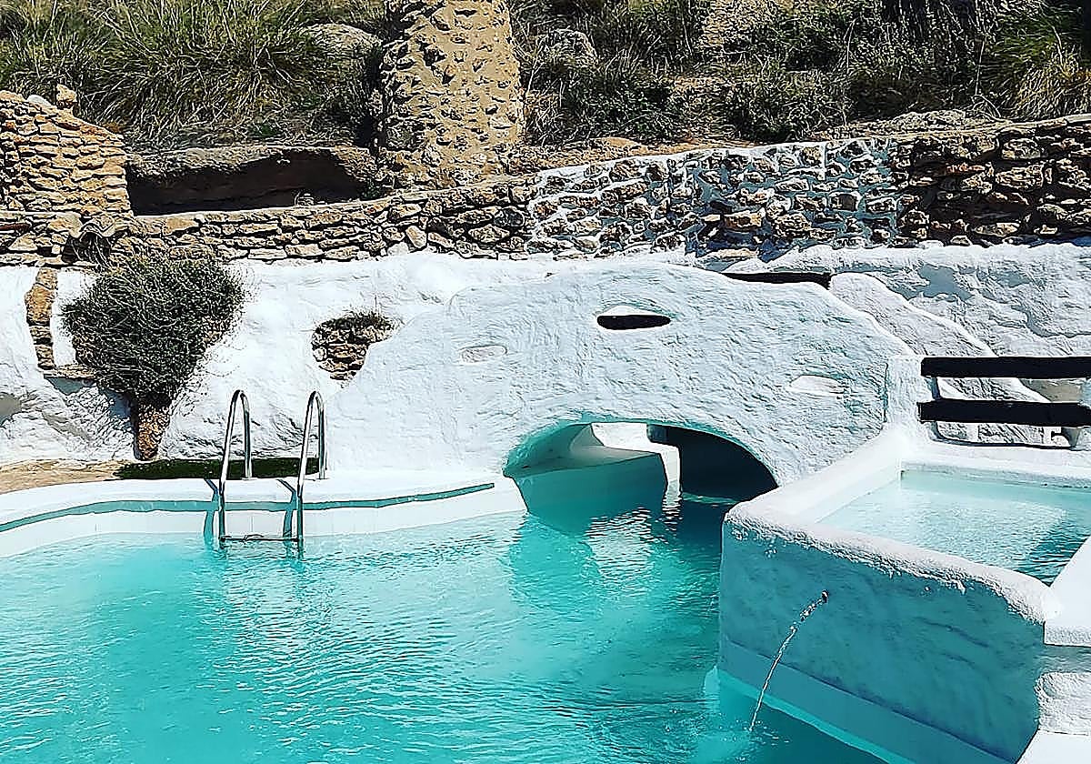 Swimming pool of the Balcones de Piedad caves.