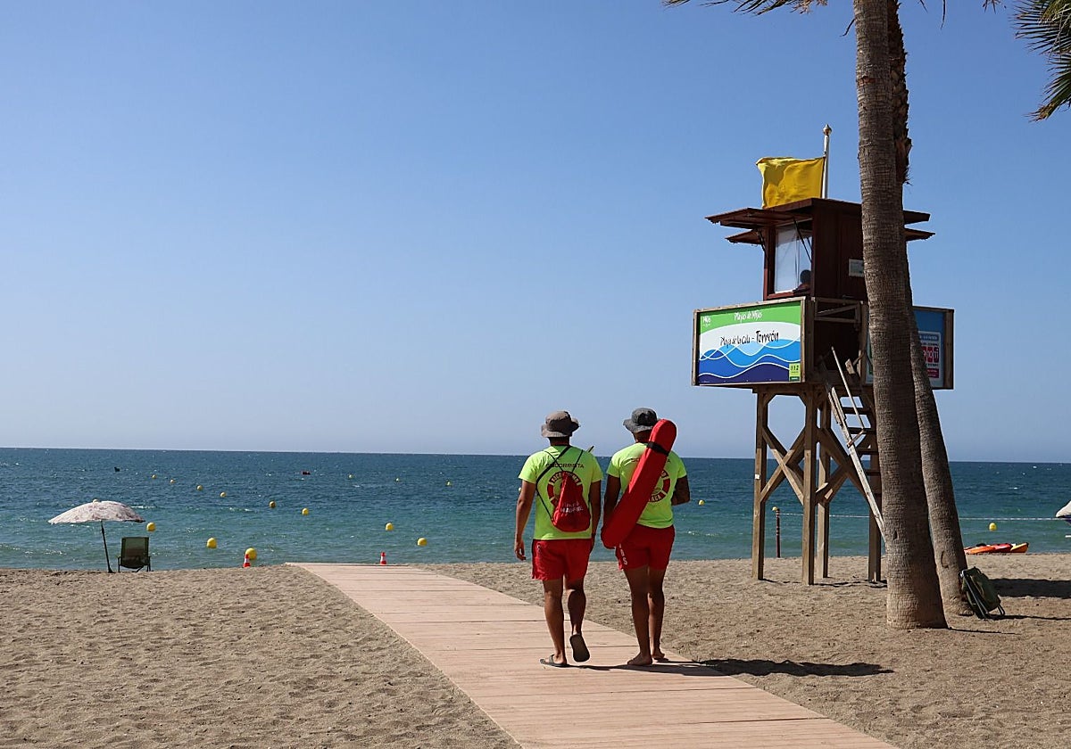 Lifeguards and watchtower at El Torreón beach in La Cala.
