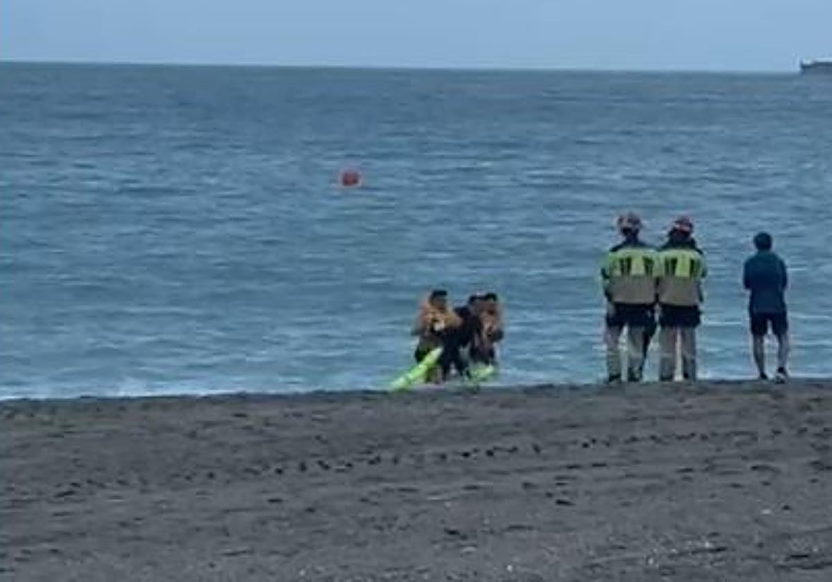 Rescue operation launched on Malaga beach: man claims he was thrown into the sea from breakwater after being robbed