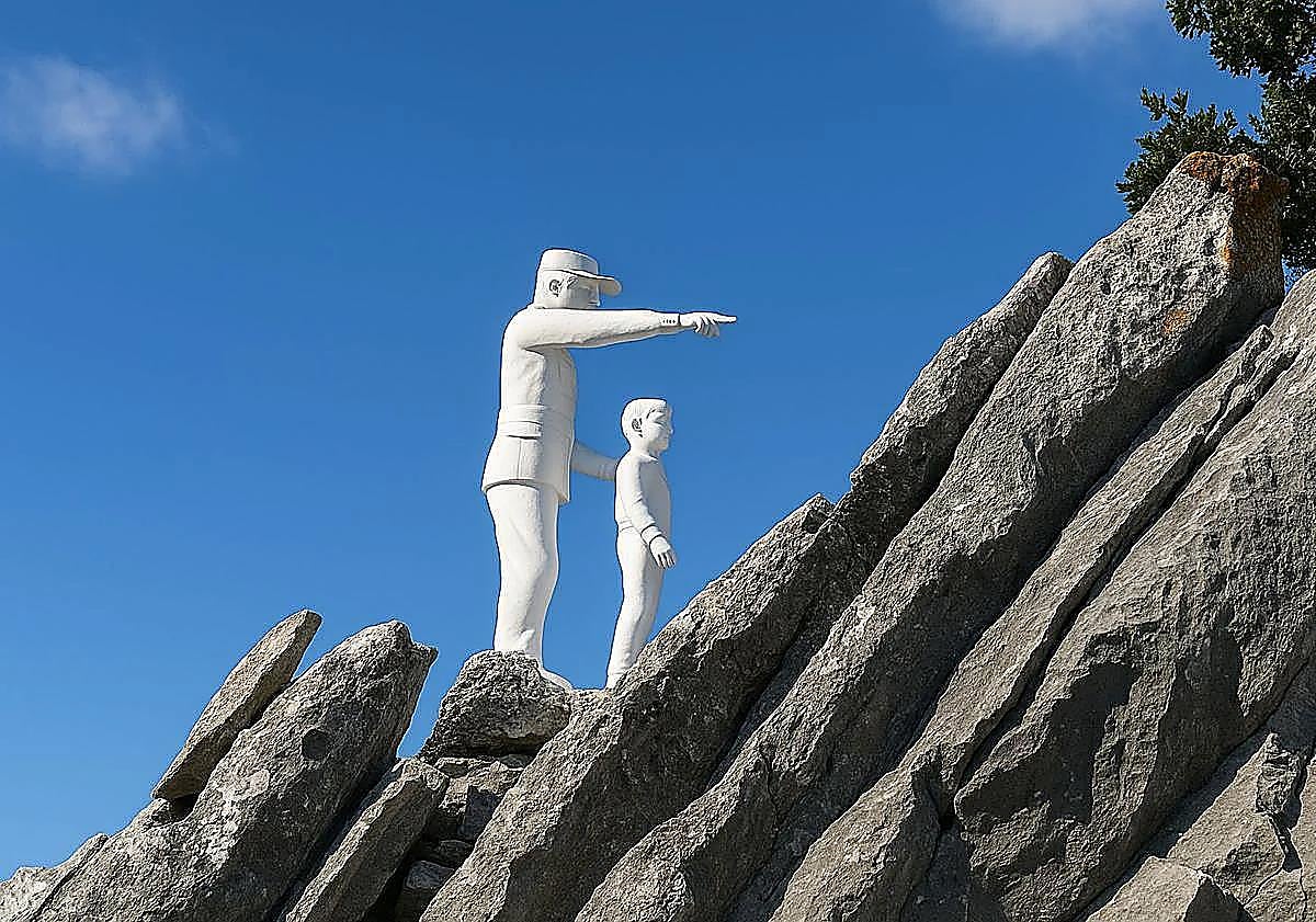 Imagen principal - In the first photo, the sculpture that stands at the viewpoint. Cobblestone path to explore this area (photo 2). Panoramic view of El Burgo from the viewpoint (photo 3).