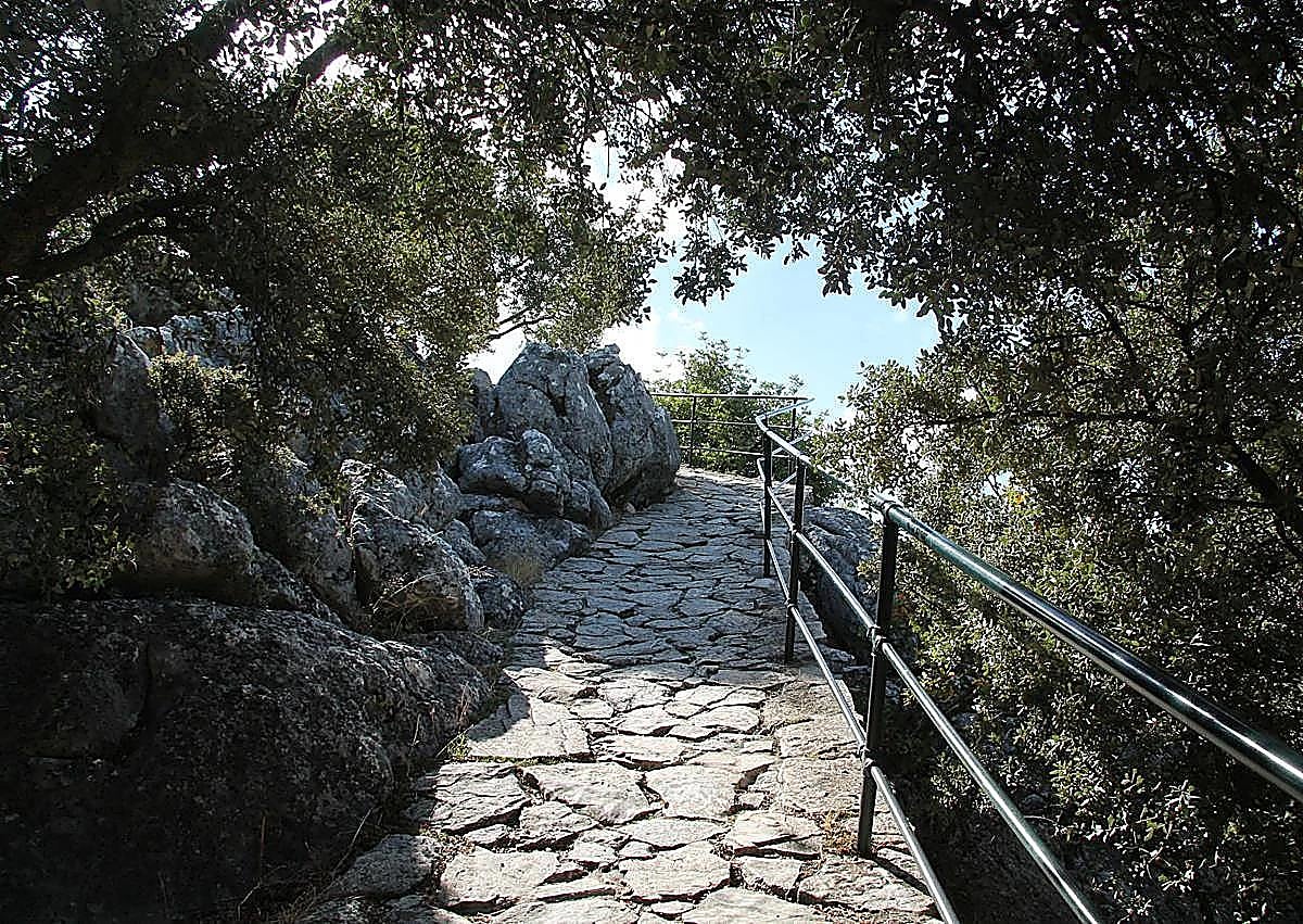 Imagen secundaria 1 - In the first photo, the sculpture that stands at the viewpoint. Cobblestone path to explore this area (photo 2). Panoramic view of El Burgo from the viewpoint (photo 3).