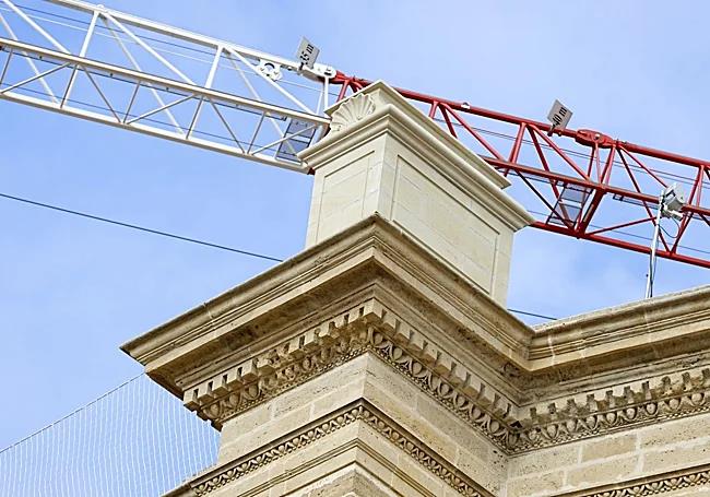 Detail of the pedestals on which Francisco Aguilera has carved shells or scallops.