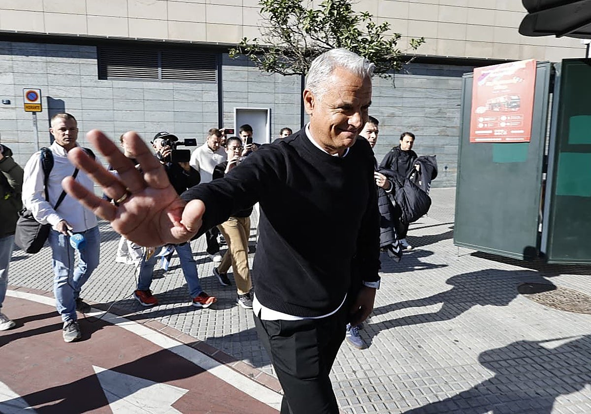 Sergio Pellicer arriving at the city's María Zambrano railway station this Tuesday afternoon, along with the rest of the Malaga squad.