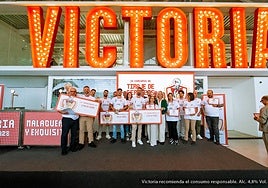 Group photo of the organisers and finalists.