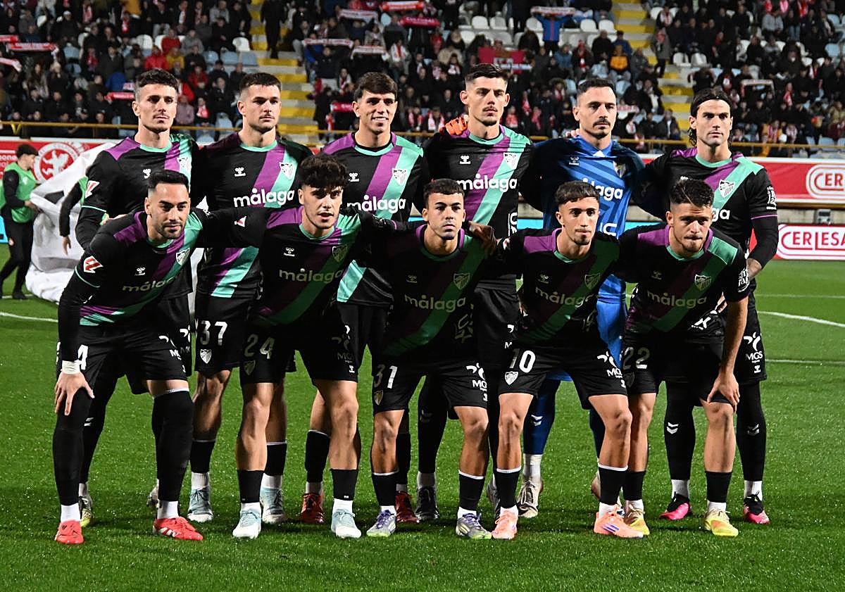 Imagen principal - Sergio Pellicer on the brink after another grim night for Malaga CF