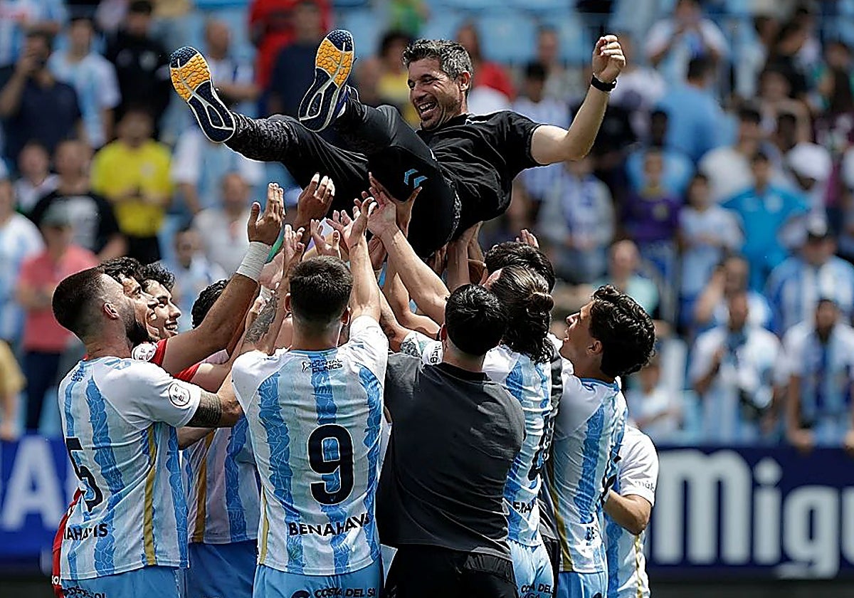 Funes, celebrating promotion to Segunda RFEF last season.