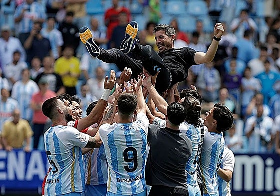 Funes, celebrating promotion to Segunda RFEF last season.